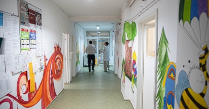 Mesefigurák kelnek életre a fehér falakon